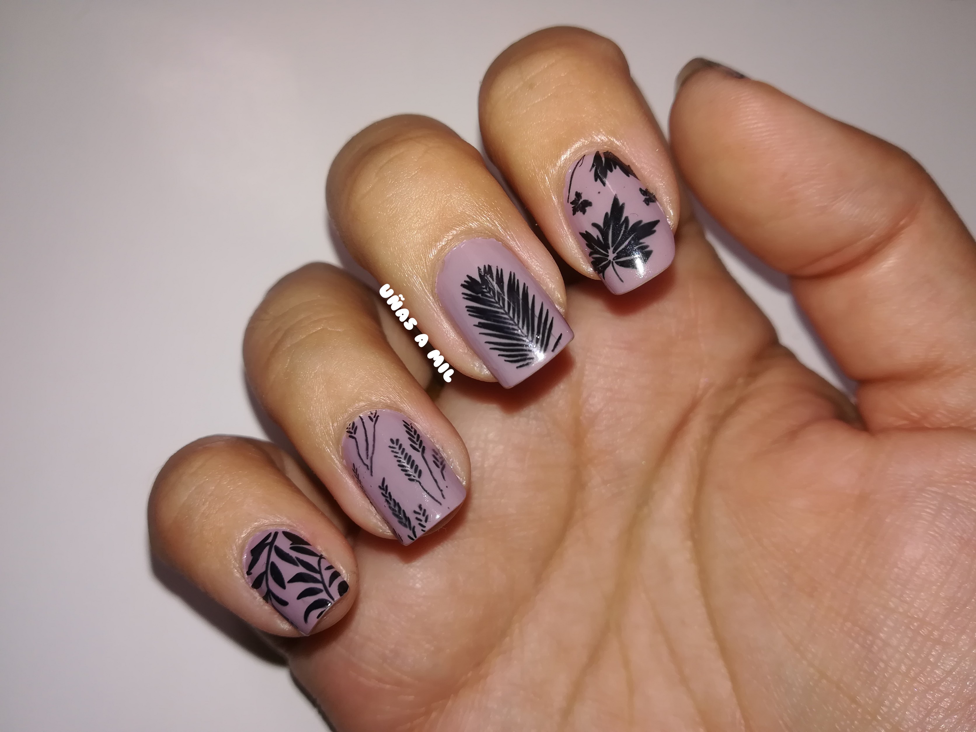 Diseño de uñas con hojas de otoño | Uñas a mil